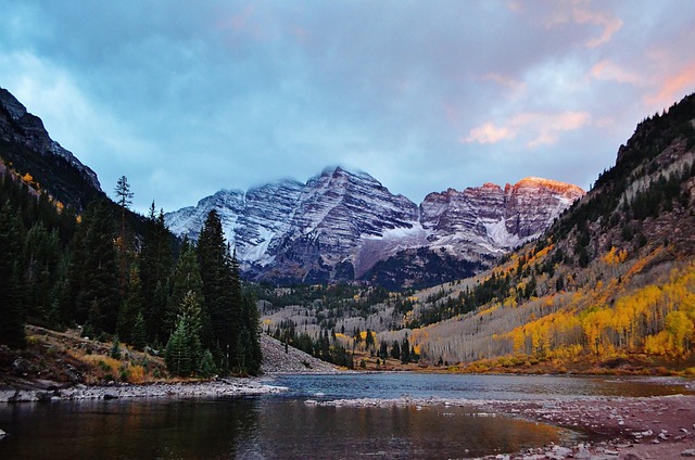 A picture of a lake with mountains in the back in Aspen, Colorado.